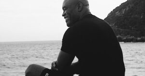 Anderson Silva Instagram - A vida é pra quem sabe viver
Procure aprender a arte
Pra quando apanhar não se abater
Ganhar e perder faz parte
Levante a cabeça amigo a vida não é tão ruim
Um dia a gente perde mas nem sempre o jogo é assim
Pra tudo tem um jeito, e se não teve jeito
Ainda não chegou ao fim
Mantenha a fé na crença se a ciência não curar
Pois se não tem remédio então remediado está
Já é um vencedor quem sabe a dor de uma derrota
Enfrentar
E a quem deus prometeu nunca faltou
Na hora certa o bom deus dará
Deus é maior, maior é deus
E quem 'tá com ele nunca está só
O que seria do mundo sem ele
Deus é maior, maior é deus
E quem 'tá com ele nunca está só
O que seria do mundo sem ele
Chega de chorar
Você já sofreu demais agora chega
Chega de achar que tudo se acabou
Pode a dor uma noite durar
Mas um novo dia sempre vai raiar
E quando menos esperar 
Deus é maior, maior é deus
E que 'tá com ele nunca está só
O que seria do mundo sem ele
Deus é maior, maior é deus
E quem 'tá com ele nunca está só
O que seria do mundo sem ele
Chega de chorar
Você já sofreu demais agora chega
Chega de achar que tudo se acabou
Pode a dor uma noite durar
Mas um novo dia sempre vai raiar
E quando menos esperar clareou