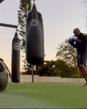 Anderson Silva Instagram - Sua melhor companhia é DEUS, e há momentos em nossas vidas em que só precisamos estar conectados com DEUS e com nós mesmos, concentrando-nos na gratidão 🙏🏾, no amor e na conexão com nosso criador, diante de tantos acontecimentos tristes e da falta de respeito e amor pelo próximo.
Tome seu tempo para se conectar consigo mesmo. Converse com DEUS e agradeça por mais um dia. Beijo, meu povo. Se puder ajudar o próximo, faça-o se não puder, não atrapalhe. Viva sua vidas sem se preocupar com a vida alheia, pois, no final, o tempo que você perde cuidando da vida do outro só atrasou a sua 🙏🏾🙏🏾 🙏🏾❤️🙏🏾❤️🙏🏾❤️ @Jabbawockeez