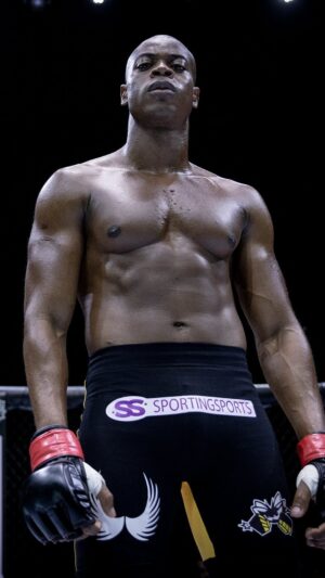 Anderson Silva Instagram - Disciplina, foco e luta são alguns ingredientes que formam um CAMPEÃO! #SpiderNoParamount #AndersonSpiderSilva CHEGA em 16 de Novembro aqui no meu app!