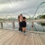 André Luiz Frambach Instagram - Dia de muita aventura nessas montanhas russas do @seaworldorlandobr Ah, e se estiver por aqui entre 2 de fevereiro e 19 de maio, você pode aproveitar o festival gastronômico Seven Seas Food Festival, que conta com um menu inspirado em todas as partes do mundo, shows ao vivo e muito entretenimento para toda a família. O evento acontece em datas selecionadas e já está incluído no ingresso do parque. Alimentos e bebidas são vendidos separadamente. Não perca essa oportunidade de se divertir, saborear pratos deliciosos e ainda aprender sobre diferentes culturas 🌊