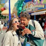 André Luiz Frambach Instagram - Dia de muita diversão na @universaldestinationsbrasil 🌍 Pensa numa dupla que ama simulador e montanha russa? Eu sei que você pensou em nós hahahah 🎢 Aqui a gente não arrega nada e ainda pede de novo! AMAMOS ESSE DIA DE AVENTURA 💙 Universal Studios Orlando