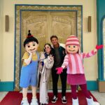André Luiz Frambach Instagram - Dia de muita diversão na @universaldestinationsbrasil 🌍 Pensa numa dupla que ama simulador e montanha russa? Eu sei que você pensou em nós hahahah 🎢 Aqui a gente não arrega nada e ainda pede de novo! AMAMOS ESSE DIA DE AVENTURA 💙 Universal Studios Orlando