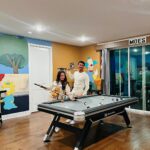 André Luiz Frambach Instagram - CHEGAMOS ORLANDOOOO ❤️ Já começamos a viagem chocados com tudo que a nossa casinha nos oferece! Tem fliperama, quartos temáticos, cinema, piscina…TUDO! Já estamos vivendo um sonho ✨ Gratos por essa experiência maravilhosa @onlivacation 🙏 BORA VIVER ESSES PRÓXIMOS DIAS!