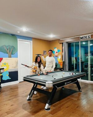André Luiz Frambach Instagram - CHEGAMOS ORLANDOOOO ❤️ Já começamos a viagem chocados com tudo que a nossa casinha nos oferece! Tem fliperama, quartos temáticos, cinema, piscina…TUDO! Já estamos vivendo um sonho ✨ Gratos por essa experiência maravilhosa @onlivacation 🙏 BORA VIVER ESSES PRÓXIMOS DIAS!