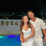 André Luiz Frambach Instagram - 2023 foi um ano cheio de aventuras acima de tudo, um ano com muitos desafios, porém, um ano com muitas conquistas e realizações: ano do meu casamento, ano de 2 filmes no cinema nacional, ano que voltei pros palcos, ano que perdi uma irma(loira), e uma filha( meguinha) ano que realmente por diversos momentos fez a gente querer rebater, provar a verdade, mas que ensinou que acima de tudo precisamos ter AMOR, companheirismo, compreensão e força! Força pra passar por tudo e permanecer unido, força pra não se importar com as mentiras e falácias e força pra conseguir seguir em frente realizando tantos sonhos!! Que 2024 seja repleto de desafios tbm, porque papai do céu só dá uma cruz pra quem consegue carregar, e levo esse 2023 com o MAIOR AMOR DO MUNDO! EU CASEEEEI ❤️❤️💥💥💥