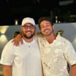 André Luiz Frambach Instagram - 2023 foi um ano cheio de aventuras acima de tudo, um ano com muitos desafios, porém, um ano com muitas conquistas e realizações: ano do meu casamento, ano de 2 filmes no cinema nacional, ano que voltei pros palcos, ano que perdi uma irma(loira), e uma filha( meguinha) ano que realmente por diversos momentos fez a gente querer rebater, provar a verdade, mas que ensinou que acima de tudo precisamos ter AMOR, companheirismo, compreensão e força! Força pra passar por tudo e permanecer unido, força pra não se importar com as mentiras e falácias e força pra conseguir seguir em frente realizando tantos sonhos!! Que 2024 seja repleto de desafios tbm, porque papai do céu só dá uma cruz pra quem consegue carregar, e levo esse 2023 com o MAIOR AMOR DO MUNDO! EU CASEEEEI ❤️❤️💥💥💥
