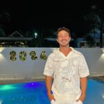 André Luiz Frambach Instagram - 2023 foi um ano cheio de aventuras acima de tudo, um ano com muitos desafios, porém, um ano com muitas conquistas e realizações: ano do meu casamento, ano de 2 filmes no cinema nacional, ano que voltei pros palcos, ano que perdi uma irma(loira), e uma filha( meguinha) ano que realmente por diversos momentos fez a gente querer rebater, provar a verdade, mas que ensinou que acima de tudo precisamos ter AMOR, companheirismo, compreensão e força! Força pra passar por tudo e permanecer unido, força pra não se importar com as mentiras e falácias e força pra conseguir seguir em frente realizando tantos sonhos!! Que 2024 seja repleto de desafios tbm, porque papai do céu só dá uma cruz pra quem consegue carregar, e levo esse 2023 com o MAIOR AMOR DO MUNDO! EU CASEEEEI ❤️❤️💥💥💥