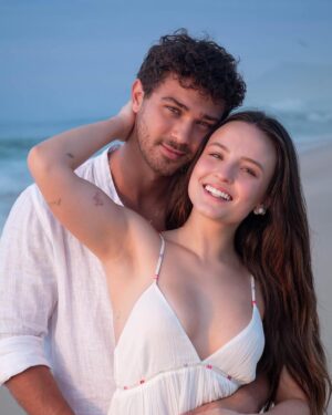 André Luiz Frambach Instagram - A vida é leve junto com você 
Meu olho brilha doido pra dizer 
Meu Porto Seguro é você! 💘
📸 @camilleframbach