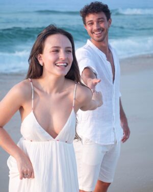 André Luiz Frambach Instagram - A vida é leve junto com você 
Meu olho brilha doido pra dizer 
Meu Porto Seguro é você! 💘
📸 @camilleframbach