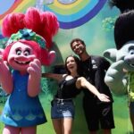 André Luiz Frambach Instagram - Trouxemos nossa VIVA @larissamanoela e @andreluizframbach para acompanhar de perto a estreia do nosso mais novo show “No Ritmo de Trolls”, que acontece todos os dias de parque aberto, às 19h! Você está pronto para se juntar a nós e se emocionar também? 🌈✨