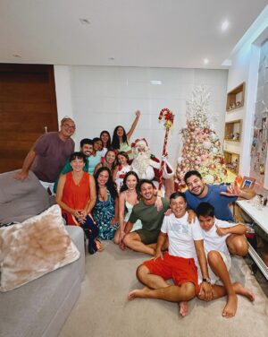 André Luiz Frambach Instagram - Quando se vive o amor, se tem amor ❤️ Um feliz e abençoado natal ✨