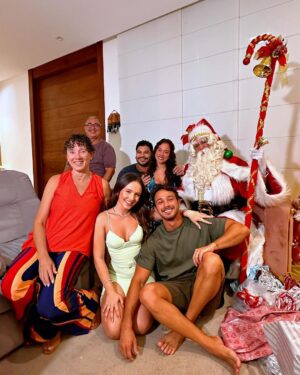 André Luiz Frambach Instagram - Quando se vive o amor, se tem amor ❤️ Um feliz e abençoado natal ✨