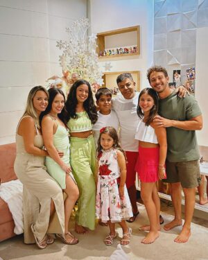 André Luiz Frambach Instagram - Quando se vive o amor, se tem amor ❤️ Um feliz e abençoado natal ✨