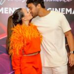 André Luiz Frambach Instagram - Tenho tanto orgulho dessa mulher, dessa atriz, empresária, dubladora, cantora, noiva e tudo mais que ela se propõe a fazer e ser! Lindo te ver brilhando na vida, nas animações, nas telonas e telinhas! Lindo ver suas escolhas, seu tamanho e seu poder! Reparem bem o que ela fala no vídeo sobre os sonhos e sobre o que a gente deseja, o universo escuta tudo que falamos, todos os nossos sentimentos, e todos os nossos desejos. Tudo tem a hora certa e até a hora certa chegar, precisamos ir em busca disso! Larissa é a prova viva de que tudo que ela quer ela consegue indo atrás, desejando, lutando, e depois de muita luta, conquistando! Te amo meu amor, feliz demais por mais essa conquista!!! E como o Hugo disse no discurso tbm “NÃO TEM COMO NÃO GOSTAR” que filme lindo, que produção, parabéns a todos os envolvidos, super emocionante, engraçado, tocante… enfim, vão ao cinema ❤️