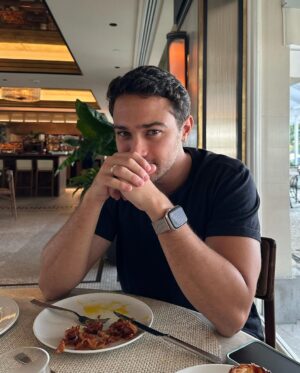 André Luiz Frambach Instagram - Dia 17 foi mais que especial 💖 Nosso 1 ano comemorado da melhor maneira possível ✨ @belmondcopacabanapalace #100doCopa
