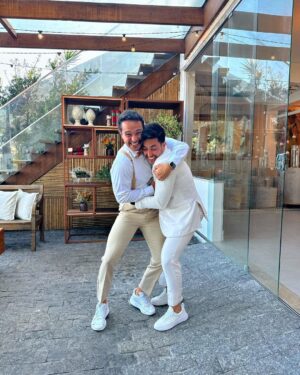 André Luiz Frambach Instagram - Sem dúvida ontem foi um dos dias mais felizes da minha vida. Ver um casamento já é lindo e emocionante. Ver o casamento de um irmão meu, que me viu nascendo, e de certa forma ser um dos “responsáveis” por esse encontro faz tudo ser mais emocionante ainda. Poder entrar pela primeira vez no altar com meu sorvetinho, minha vida, o amor da/pra minha vida como padrinhos(ainda) faz a gente só ter mais vontade e ansiedade ainda de finalmente termos esse nosso momento que é um grande sonho nosso. Poder ver minha irmã e meu cunhado entrando como padrinhos (ainda tbm ahhahahah) e dividir essa responsabilidade dos padrinhos pela primeira vez com eles é surreal, é um sonho real. Crescemos todos juntos, formamos um grupo extremamente unido em todas as situações então ver toda essa galera sendo “responsável” por esse amor e essa união é lindo e é a prova que o amor existe, de várias maneiras e que ele é de fato o sentimento mais puro e lindo que existe. 
Saber de tudo que meu irmão passou nos últimos meses e ver  ele realizando esse sonho com uma mulher incrivel, forte, determinada que de fato com todo o apoio que ele tem nosso, se não fosse por ela, e pelo amor dos dois, tudo se tornaria mais difícil. Mas os dois sabem o que o amor significa nessa vida, e foram fortes juntos, e sabem que acima de tudo e de todos existe o amor! Eu amo vocês dois meus afilhados. Amo o relacionamento de vocês, amo o amor de vocês, amo saber que temos um grupo unido e forte que acima de tudo incentiva que tenhamos valores, caráter e muito muito amor, porque isso tudo tem faltado nessa sociedade de hj em dia. TE AMO @veloso_92 TE AMO @veronicaoliveira  TE AMO @camilleframbach  e @maxfernandezoficial  TE AMOOO MEU AMOR @larissamanoela ❤️ jaja seremos nós!!!