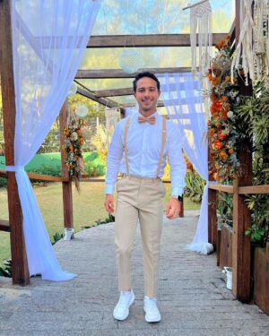 André Luiz Frambach Instagram - Sem dúvida ontem foi um dos dias mais felizes da minha vida. Ver um casamento já é lindo e emocionante. Ver o casamento de um irmão meu, que me viu nascendo, e de certa forma ser um dos “responsáveis” por esse encontro faz tudo ser mais emocionante ainda. Poder entrar pela primeira vez no altar com meu sorvetinho, minha vida, o amor da/pra minha vida como padrinhos(ainda) faz a gente só ter mais vontade e ansiedade ainda de finalmente termos esse nosso momento que é um grande sonho nosso. Poder ver minha irmã e meu cunhado entrando como padrinhos (ainda tbm ahhahahah) e dividir essa responsabilidade dos padrinhos pela primeira vez com eles é surreal, é um sonho real. Crescemos todos juntos, formamos um grupo extremamente unido em todas as situações então ver toda essa galera sendo “responsável” por esse amor e essa união é lindo e é a prova que o amor existe, de várias maneiras e que ele é de fato o sentimento mais puro e lindo que existe. 
Saber de tudo que meu irmão passou nos últimos meses e ver  ele realizando esse sonho com uma mulher incrivel, forte, determinada que de fato com todo o apoio que ele tem nosso, se não fosse por ela, e pelo amor dos dois, tudo se tornaria mais difícil. Mas os dois sabem o que o amor significa nessa vida, e foram fortes juntos, e sabem que acima de tudo e de todos existe o amor! Eu amo vocês dois meus afilhados. Amo o relacionamento de vocês, amo o amor de vocês, amo saber que temos um grupo unido e forte que acima de tudo incentiva que tenhamos valores, caráter e muito muito amor, porque isso tudo tem faltado nessa sociedade de hj em dia. TE AMO @veloso_92 TE AMO @veronicaoliveira  TE AMO @camilleframbach  e @maxfernandezoficial  TE AMOOO MEU AMOR @larissamanoela ❤️ jaja seremos nós!!!