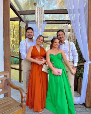 André Luiz Frambach Instagram - Sem dúvida ontem foi um dos dias mais felizes da minha vida. Ver um casamento já é lindo e emocionante. Ver o casamento de um irmão meu, que me viu nascendo, e de certa forma ser um dos “responsáveis” por esse encontro faz tudo ser mais emocionante ainda. Poder entrar pela primeira vez no altar com meu sorvetinho, minha vida, o amor da/pra minha vida como padrinhos(ainda) faz a gente só ter mais vontade e ansiedade ainda de finalmente termos esse nosso momento que é um grande sonho nosso. Poder ver minha irmã e meu cunhado entrando como padrinhos (ainda tbm ahhahahah) e dividir essa responsabilidade dos padrinhos pela primeira vez com eles é surreal, é um sonho real. Crescemos todos juntos, formamos um grupo extremamente unido em todas as situações então ver toda essa galera sendo “responsável” por esse amor e essa união é lindo e é a prova que o amor existe, de várias maneiras e que ele é de fato o sentimento mais puro e lindo que existe. 
Saber de tudo que meu irmão passou nos últimos meses e ver  ele realizando esse sonho com uma mulher incrivel, forte, determinada que de fato com todo o apoio que ele tem nosso, se não fosse por ela, e pelo amor dos dois, tudo se tornaria mais difícil. Mas os dois sabem o que o amor significa nessa vida, e foram fortes juntos, e sabem que acima de tudo e de todos existe o amor! Eu amo vocês dois meus afilhados. Amo o relacionamento de vocês, amo o amor de vocês, amo saber que temos um grupo unido e forte que acima de tudo incentiva que tenhamos valores, caráter e muito muito amor, porque isso tudo tem faltado nessa sociedade de hj em dia. TE AMO @veloso_92 TE AMO @veronicaoliveira  TE AMO @camilleframbach  e @maxfernandezoficial  TE AMOOO MEU AMOR @larissamanoela ❤️ jaja seremos nós!!!