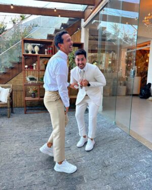 André Luiz Frambach Instagram - Sem dúvida ontem foi um dos dias mais felizes da minha vida. Ver um casamento já é lindo e emocionante. Ver o casamento de um irmão meu, que me viu nascendo, e de certa forma ser um dos “responsáveis” por esse encontro faz tudo ser mais emocionante ainda. Poder entrar pela primeira vez no altar com meu sorvetinho, minha vida, o amor da/pra minha vida como padrinhos(ainda) faz a gente só ter mais vontade e ansiedade ainda de finalmente termos esse nosso momento que é um grande sonho nosso. Poder ver minha irmã e meu cunhado entrando como padrinhos (ainda tbm ahhahahah) e dividir essa responsabilidade dos padrinhos pela primeira vez com eles é surreal, é um sonho real. Crescemos todos juntos, formamos um grupo extremamente unido em todas as situações então ver toda essa galera sendo “responsável” por esse amor e essa união é lindo e é a prova que o amor existe, de várias maneiras e que ele é de fato o sentimento mais puro e lindo que existe. 
Saber de tudo que meu irmão passou nos últimos meses e ver  ele realizando esse sonho com uma mulher incrivel, forte, determinada que de fato com todo o apoio que ele tem nosso, se não fosse por ela, e pelo amor dos dois, tudo se tornaria mais difícil. Mas os dois sabem o que o amor significa nessa vida, e foram fortes juntos, e sabem que acima de tudo e de todos existe o amor! Eu amo vocês dois meus afilhados. Amo o relacionamento de vocês, amo o amor de vocês, amo saber que temos um grupo unido e forte que acima de tudo incentiva que tenhamos valores, caráter e muito muito amor, porque isso tudo tem faltado nessa sociedade de hj em dia. TE AMO @veloso_92 TE AMO @veronicaoliveira  TE AMO @camilleframbach  e @maxfernandezoficial  TE AMOOO MEU AMOR @larissamanoela ❤️ jaja seremos nós!!!