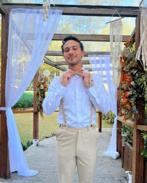 André Luiz Frambach Instagram - Sem dúvida ontem foi um dos dias mais felizes da minha vida. Ver um casamento já é lindo e emocionante. Ver o casamento de um irmão meu, que me viu nascendo, e de certa forma ser um dos “responsáveis” por esse encontro faz tudo ser mais emocionante ainda. Poder entrar pela primeira vez no altar com meu sorvetinho, minha vida, o amor da/pra minha vida como padrinhos(ainda) faz a gente só ter mais vontade e ansiedade ainda de finalmente termos esse nosso momento que é um grande sonho nosso. Poder ver minha irmã e meu cunhado entrando como padrinhos (ainda tbm ahhahahah) e dividir essa responsabilidade dos padrinhos pela primeira vez com eles é surreal, é um sonho real. Crescemos todos juntos, formamos um grupo extremamente unido em todas as situações então ver toda essa galera sendo “responsável” por esse amor e essa união é lindo e é a prova que o amor existe, de várias maneiras e que ele é de fato o sentimento mais puro e lindo que existe. 
Saber de tudo que meu irmão passou nos últimos meses e ver  ele realizando esse sonho com uma mulher incrivel, forte, determinada que de fato com todo o apoio que ele tem nosso, se não fosse por ela, e pelo amor dos dois, tudo se tornaria mais difícil. Mas os dois sabem o que o amor significa nessa vida, e foram fortes juntos, e sabem que acima de tudo e de todos existe o amor! Eu amo vocês dois meus afilhados. Amo o relacionamento de vocês, amo o amor de vocês, amo saber que temos um grupo unido e forte que acima de tudo incentiva que tenhamos valores, caráter e muito muito amor, porque isso tudo tem faltado nessa sociedade de hj em dia. TE AMO @veloso_92 TE AMO @veronicaoliveira  TE AMO @camilleframbach  e @maxfernandezoficial  TE AMOOO MEU AMOR @larissamanoela ❤️ jaja seremos nós!!!