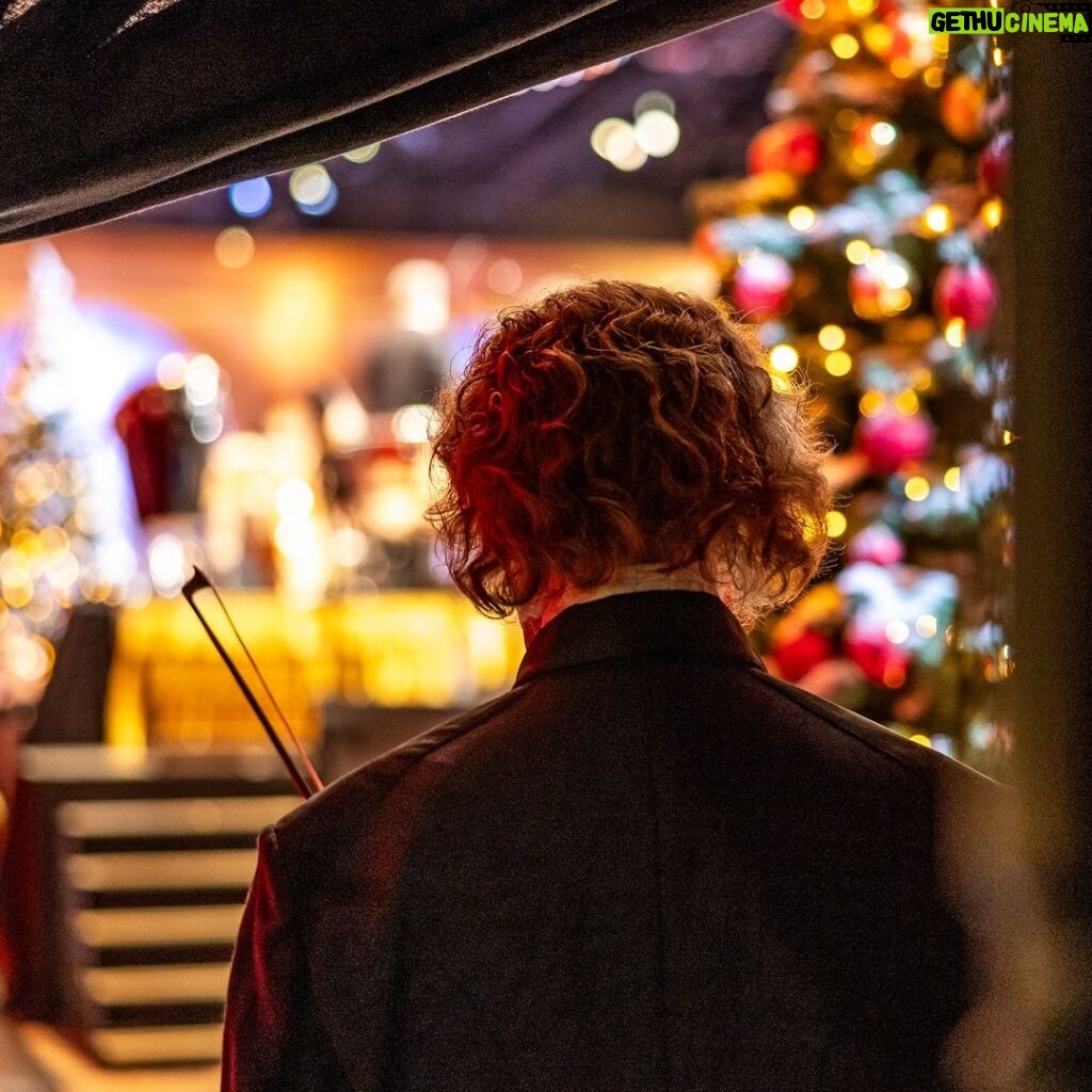 André Rieu Instagram - Pre-show focus 🎶 For tour dates visit andrerieu.com (Link in bio) #music #classicalmusic #violin #andrerieu #rieu #concert #livemusic #orchestra #stradivarius #stradivari #violinist #viola #violin🎻 #🎻#maastricht