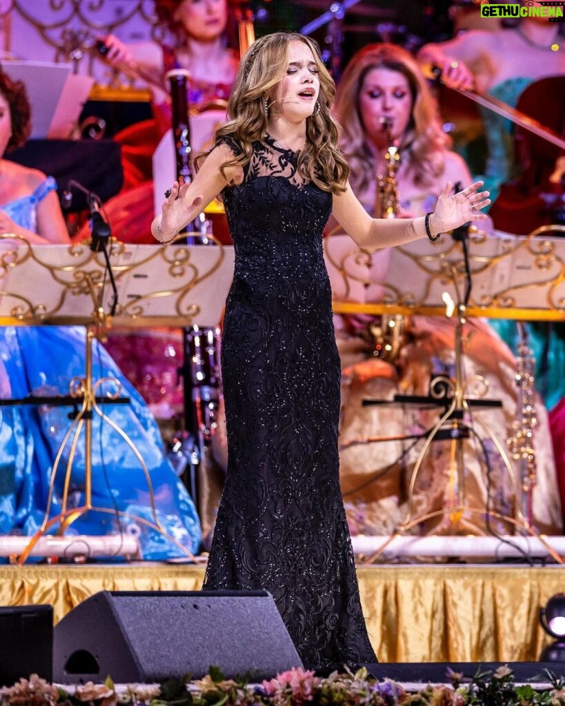 André Rieu Instagram - Emma working her magic! 🪄 Tickets for the 2025 New Year’s concerts in Amsterdam and Antwerp are now available at andrerieu.com (Link in bio) #andrerieu #emmakok #voilà #barbarapravi #classical #classicalmusic #violin #amsterdam #ziggodome @ziggodome Ziggo Dome Amsterdam