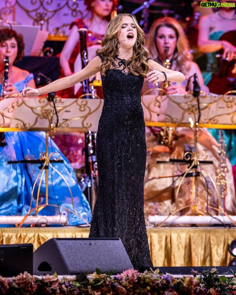 André Rieu Instagram - Emma working her magic! 🪄 Tickets for the 2025 New Year’s concerts in Amsterdam and Antwerp are now available at andrerieu.com (Link in bio) #andrerieu #emmakok #voilà #barbarapravi #classical #classicalmusic #violin #amsterdam #ziggodome @ziggodome Ziggo Dome Amsterdam