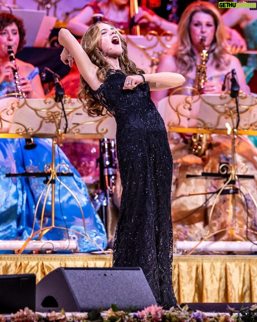 André Rieu Instagram - Emma working her magic! 🪄 Tickets for the 2025 New Year’s concerts in Amsterdam and Antwerp are now available at andrerieu.com (Link in bio) #andrerieu #emmakok #voilà #barbarapravi #classical #classicalmusic #violin #amsterdam #ziggodome @ziggodome Ziggo Dome Amsterdam