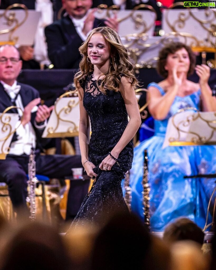 André Rieu Instagram - Emma working her magic! 🪄 Tickets for the 2025 New Year’s concerts in Amsterdam and Antwerp are now available at andrerieu.com (Link in bio) #andrerieu #emmakok #voilà #barbarapravi #classical #classicalmusic #violin #amsterdam #ziggodome @ziggodome Ziggo Dome Amsterdam