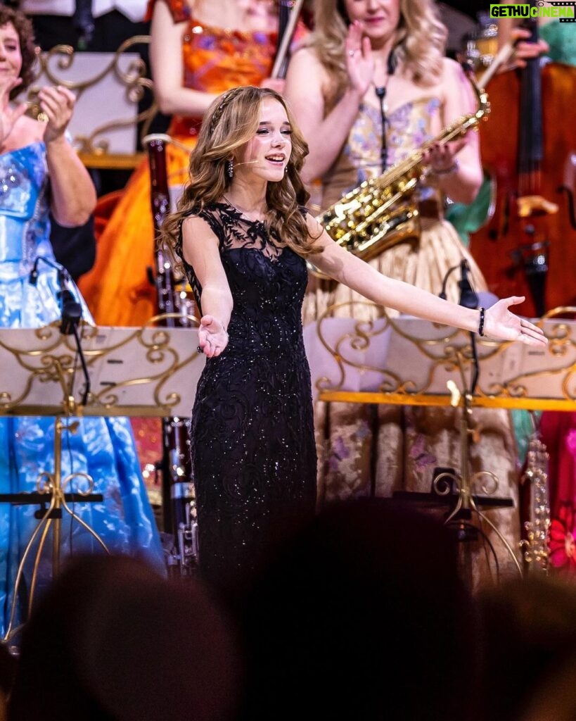 André Rieu Instagram - Emma working her magic! 🪄 Tickets for the 2025 New Year’s concerts in Amsterdam and Antwerp are now available at andrerieu.com (Link in bio) #andrerieu #emmakok #voilà #barbarapravi #classical #classicalmusic #violin #amsterdam #ziggodome @ziggodome Ziggo Dome Amsterdam