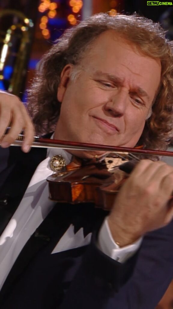 André Rieu Instagram - Merry Christmas! ❄ Feliz Navidad 🎅 Buon Natale 🎄 Feliz Natal ⛄ Vrolijk Kerstfeest! 🎅 Zaolige Keersmes! ❄ Crăciun Fericit ⛄ Veselé Vánoce 🎅 Meri Kirihimete 🎄 חג מולד שמח 🎅 Mutlu Noeller 🎄 Wesołych Świąt ❄ めりーくりすます ❄ Joyeux Noël ⛄ Boldog karácsonyt 🎅 Blithe Yule 🎄 Vesel Božič ❄ Suk sarn warn Christmas 🎅 Nadolig Llawen Listen to André's best Christmas music on YouTube and Spotify: https://linktr.ee/andrerieu