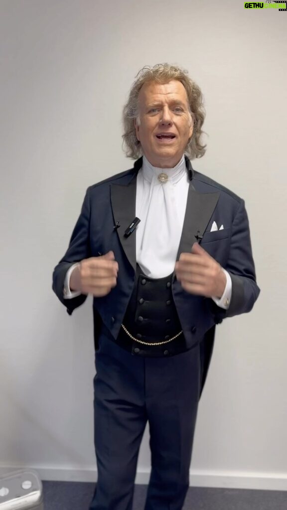 André Rieu Instagram - A beautiful message in many languages. Love is everywhere. Happy Valentine’s Day💕 #music #classicalmusic #andrerieu #rieu #livemusic #orchestra #violinist #violin🎻 #🎻#valentine #valentineday #love #valentines #johannstraussorchestra #jso #language