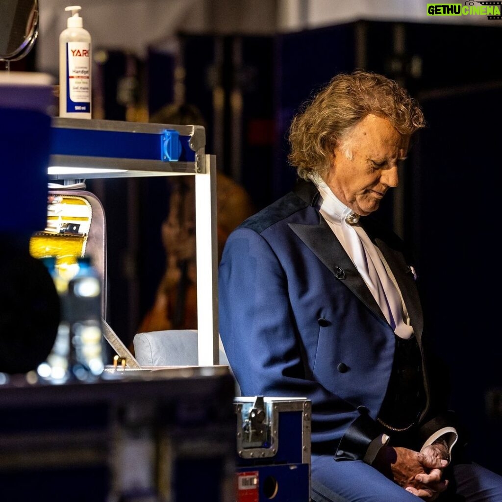 André Rieu Instagram - Pre-show focus 🎶 For tour dates visit andrerieu.com (Link in bio) #music #classicalmusic #violin #andrerieu #rieu #concert #livemusic #orchestra #stradivarius #stradivari #violinist #viola #violin🎻 #🎻#maastricht