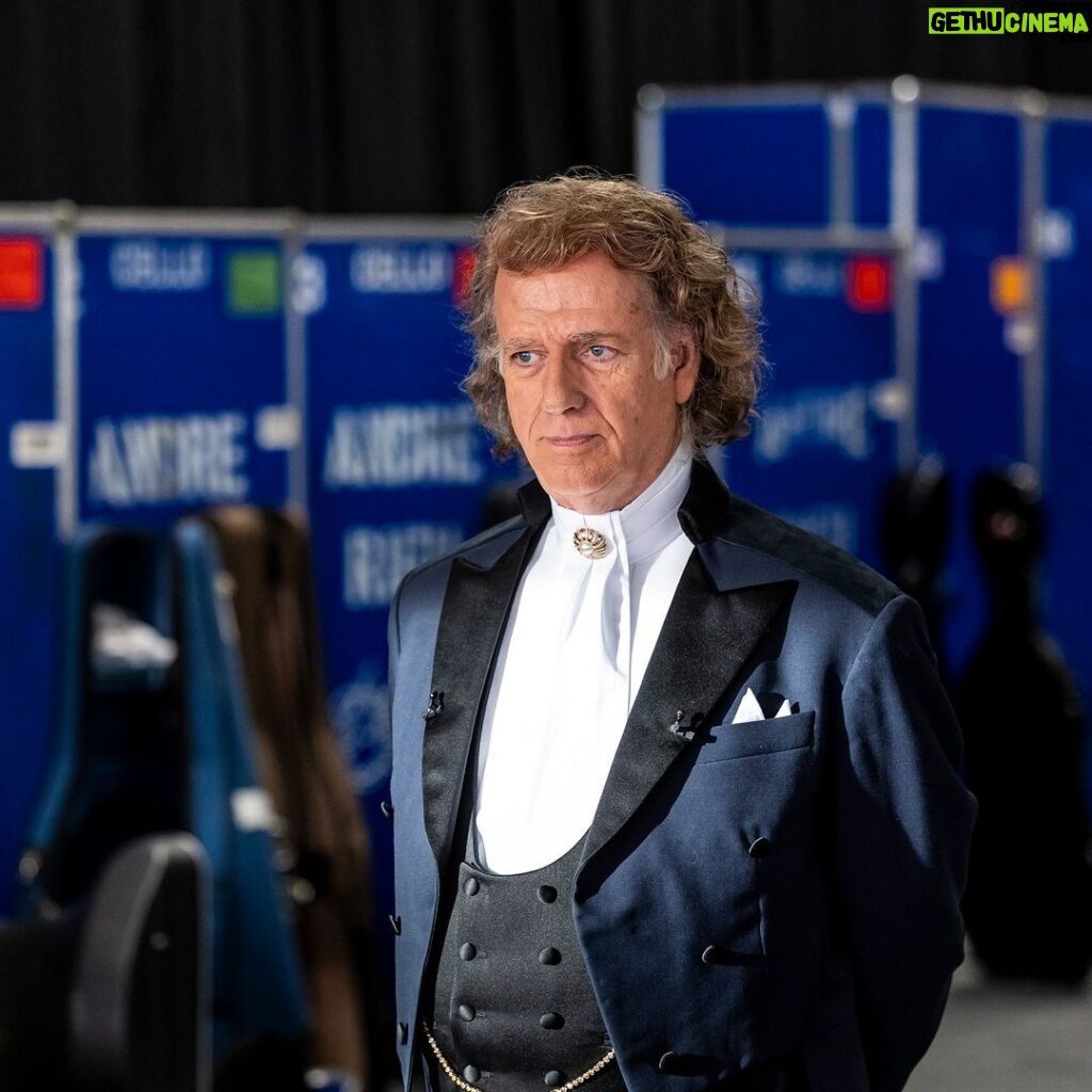 André Rieu Instagram - Pre-show focus 🎶 For tour dates visit andrerieu.com (Link in bio) #music #classicalmusic #violin #andrerieu #rieu #concert #livemusic #orchestra #stradivarius #stradivari #violinist #viola #violin🎻 #🎻#maastricht