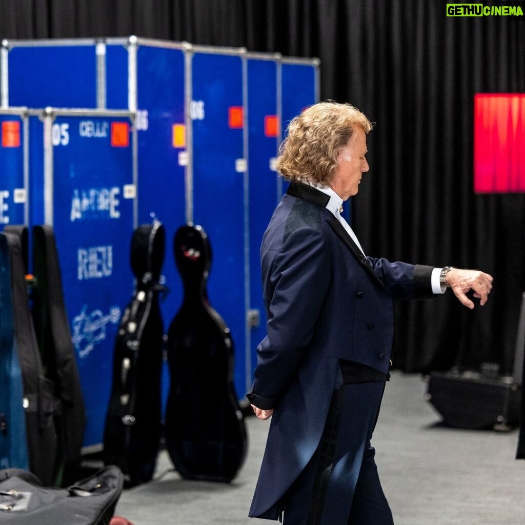 André Rieu Instagram - Pre-show focus 🎶 For tour dates visit andrerieu.com (Link in bio) #music #classicalmusic #violin #andrerieu #rieu #concert #livemusic #orchestra #stradivarius #stradivari #violinist #viola #violin🎻 #🎻#maastricht