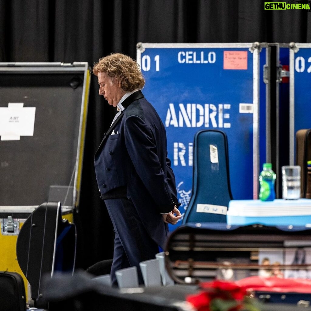 André Rieu Instagram - Pre-show focus 🎶 For tour dates visit andrerieu.com (Link in bio) #music #classicalmusic #violin #andrerieu #rieu #concert #livemusic #orchestra #stradivarius #stradivari #violinist #viola #violin🎻 #🎻#maastricht