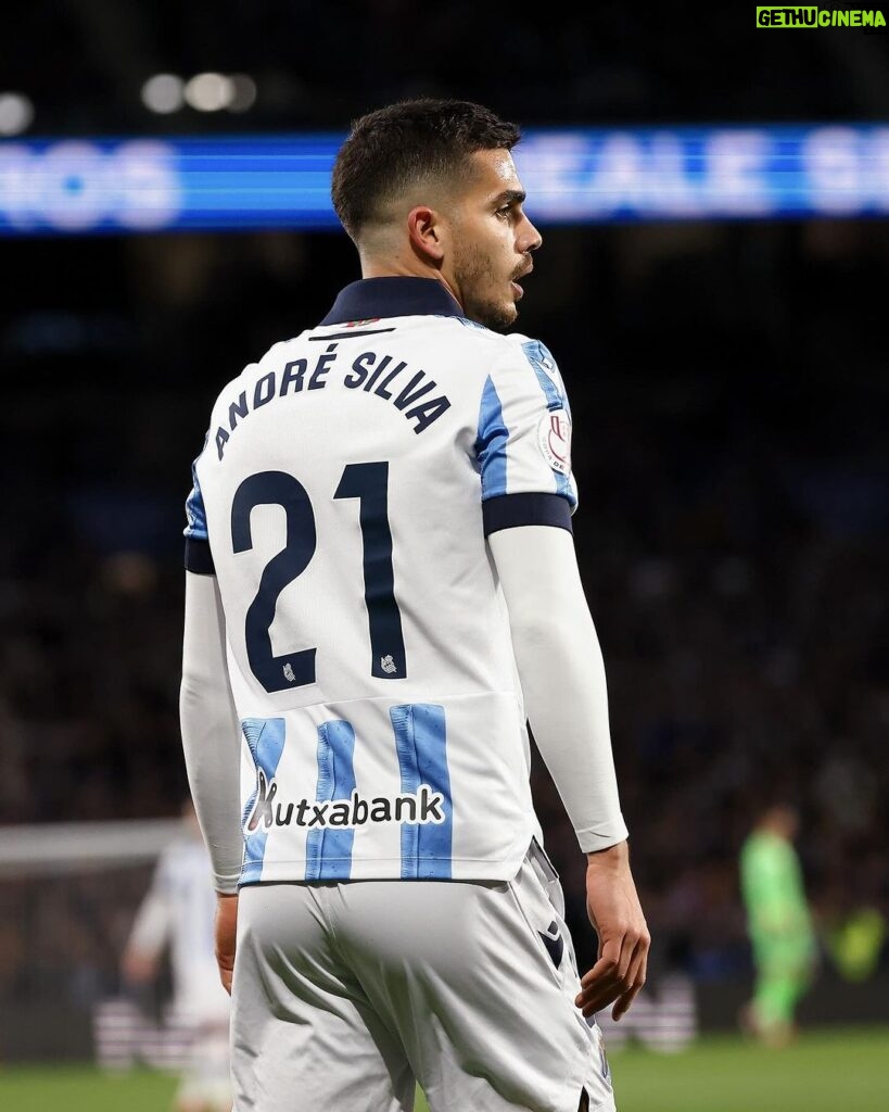 André Silva Instagram - Noche difícil con un final inesperado... la vida presenta sus desafíos y es crucial aprovechar cada oportunidad para superarlos. Es un proceso que nos transforma y nos hace crescer como equipo! Gracias a vosotros!! @realsociedad Estadio de Anoeta