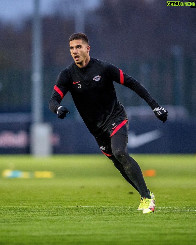 André Silva Instagram - Back on the pitch 🎯🤙 Trainingszentrum der Roten Bullen