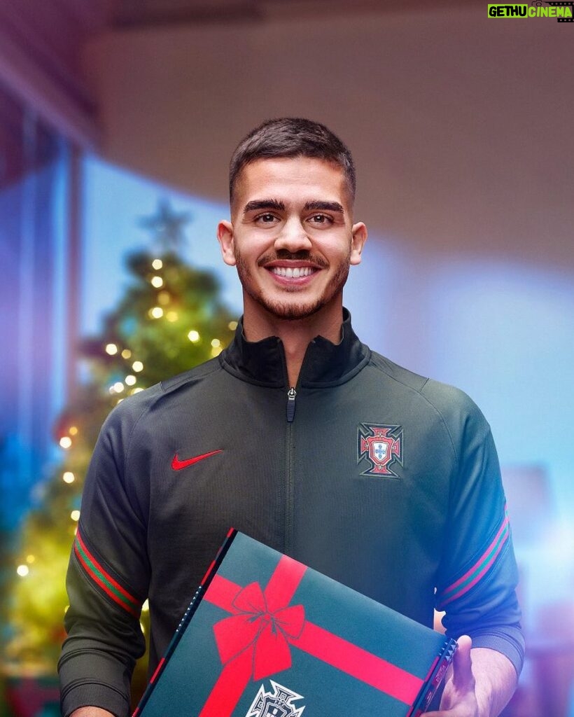 André Silva Instagram - To all of you and specially for those who can’t be gathered with family at this time, I wish you a merry Christmas full of peace, joy and love.