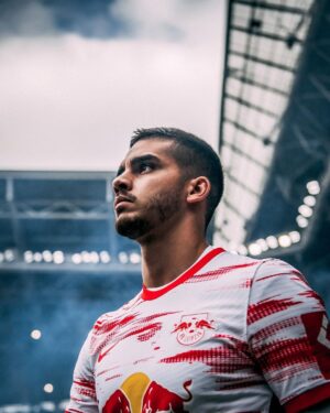 André Silva Instagram - Keep your head up!