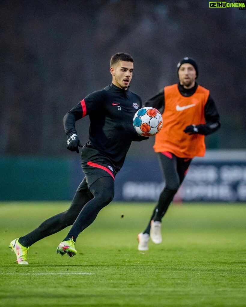 André Silva Instagram - Back on the pitch 🎯🤙 Trainingszentrum der Roten Bullen