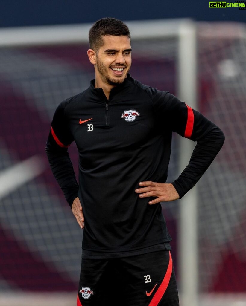 André Silva Instagram - Back on the pitch 🎯🤙 Trainingszentrum der Roten Bullen