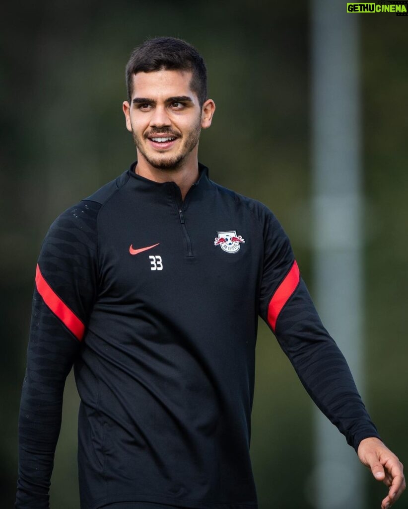 André Silva Instagram - Back on the pitch 🎯🤙 Trainingszentrum der Roten Bullen