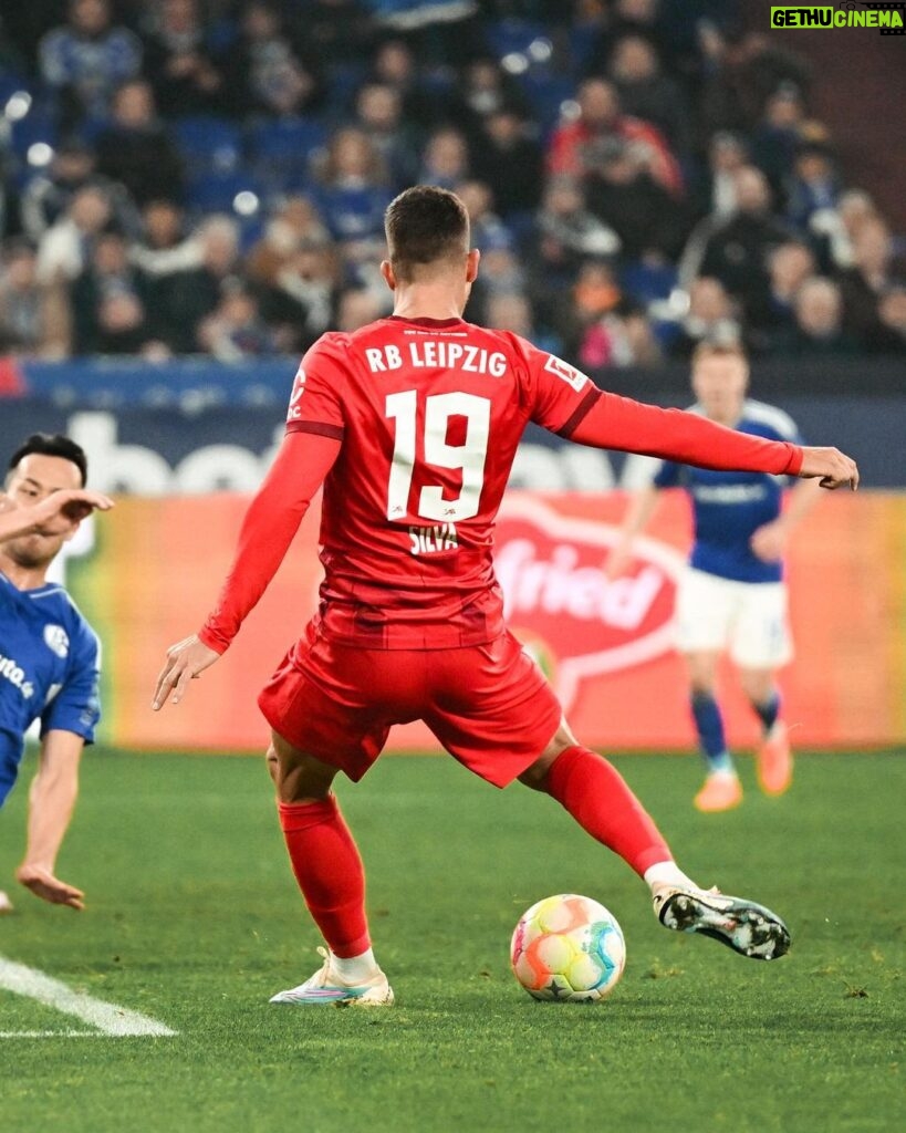 André Silva Instagram - A well deserved victory! We go back home with a good feeling 💪 Can’t wait for more! @rbleipzig Veltins Arena Auf Schalke