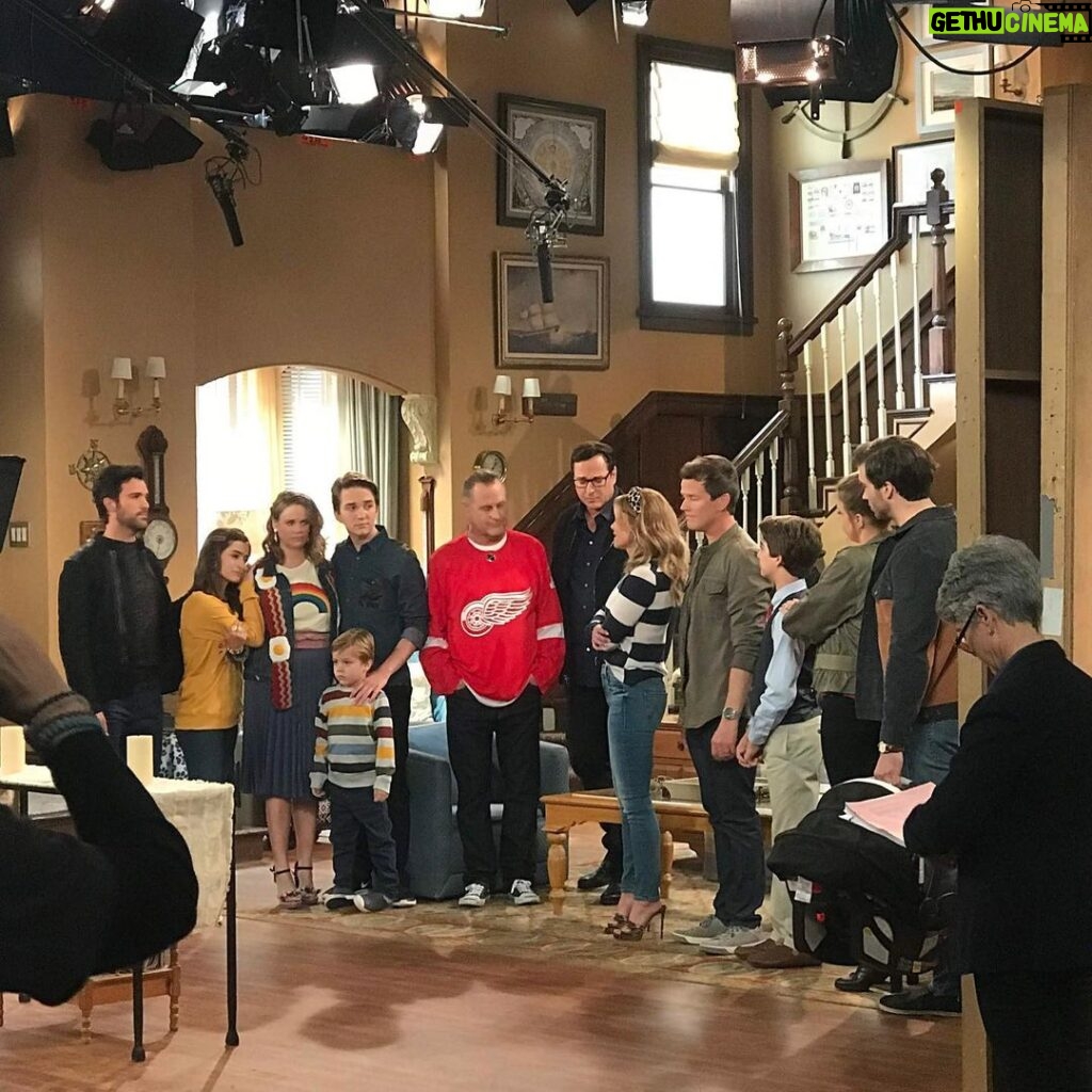 Andrea Barber Instagram - One year ago...the final day. 11.15.19 ❤️🏡 #fullerhouse Fuller House Stage 24