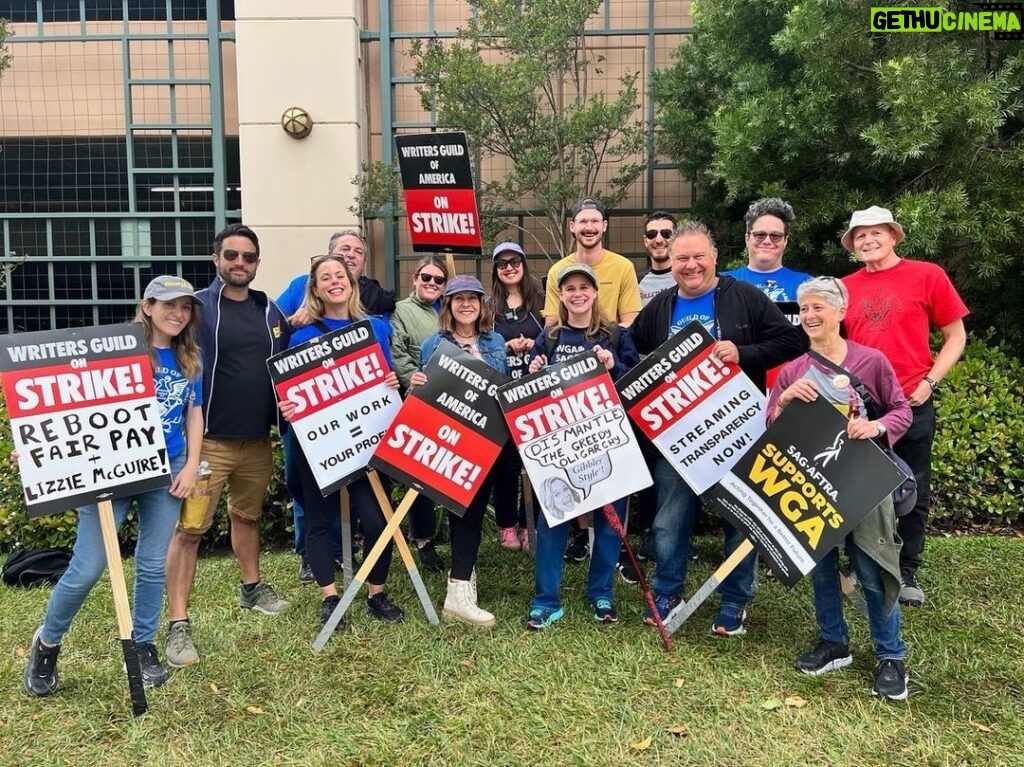 Andrea Barber Instagram - It was a full(er) house on the picket lines today! We ❤️ our writers! #wgastrike #wgastrong #1u 🪧: @bombsawyer 📸: @johndbeck Warner Bros. Entertainment