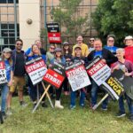 Andrea Barber Instagram - It was a full(er) house on the picket lines today! We ❤️ our writers! #wgastrike #wgastrong #1u 🪧: @bombsawyer 📸: @johndbeck Warner Bros. Entertainment