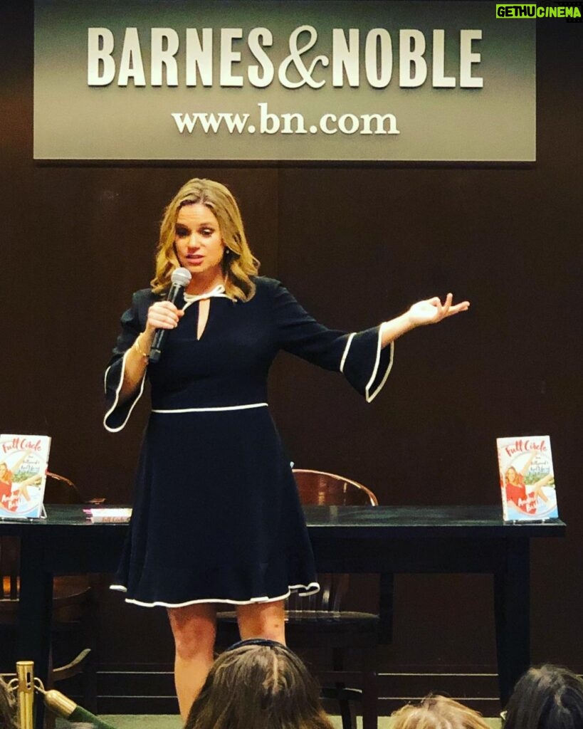 Andrea Barber Instagram - My very first book signing as a published author and I couldn’t have asked for a better night! Dream come true right here. ❤️💫 Reading aloud passages from my book to a crowd of supportive friends and fans alike is a moment I’ll never forget. I loved meeting each one of you and connecting with our shared experiences. We are one tribe and I love you all. ❤️ #fullcircle Barnes & Noble Upper West Side