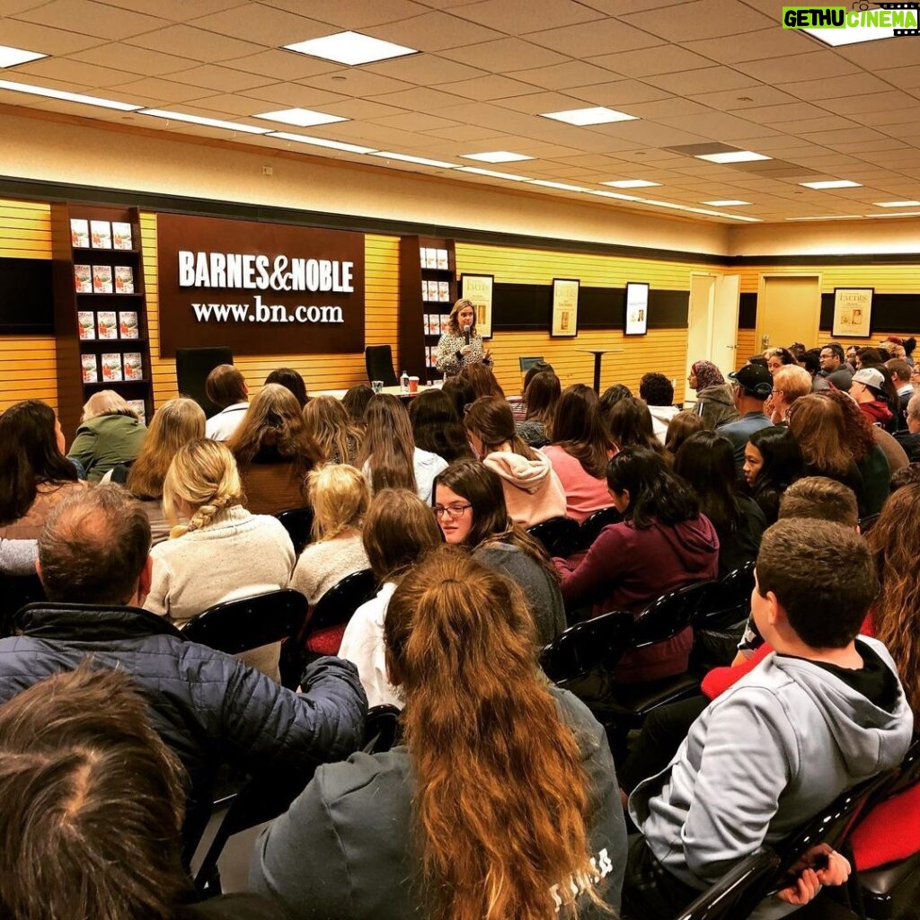 Andrea Barber Instagram - Thank you to everyone to came to my book signing in Paramus, NJ! I loved meeting each one of you. ❤️ Paramus, New Jersey