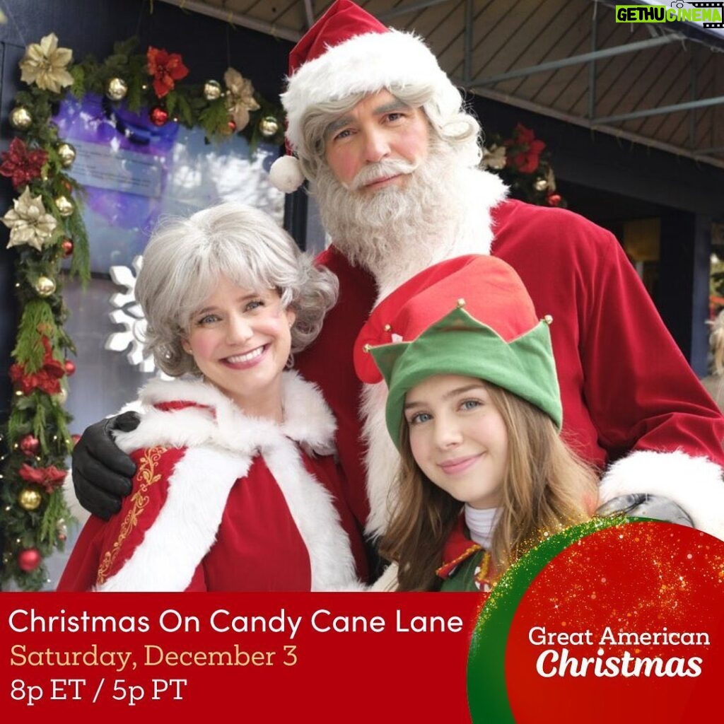 Andrea Barber Instagram - Can we get a round of Santa-plause for this adorable photo?? 👏🏻👏🏻🎅🏻🤶🏻 Don’t miss CHRISTMAS ON CANDY CANE LANE this Saturday, December 3rd on @gactv! ❤️💚 #ChristmasOnCandyCaneLane